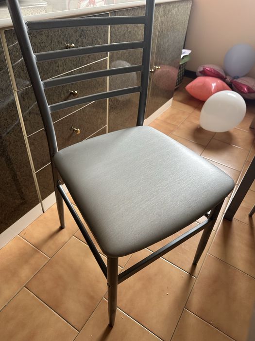Mesa de alumínio e vidro com cadeiras