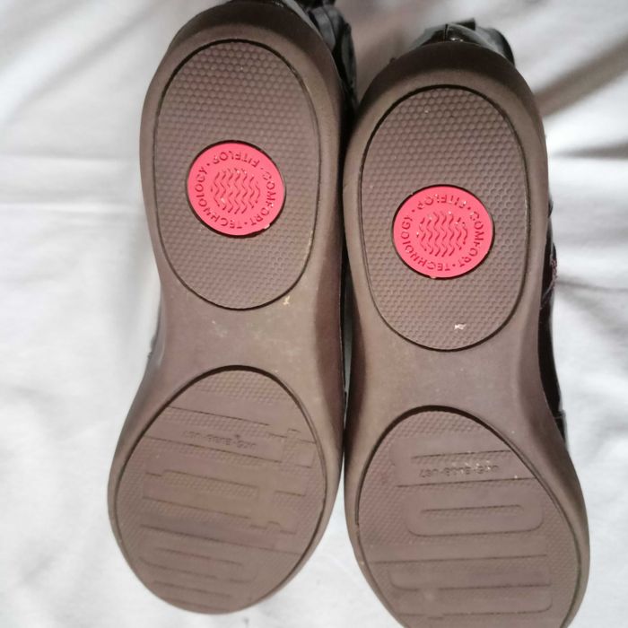 fitflop roz. 38 / UK 5 /- dł. wkł. 24,2 c skóra lakierowana- stan bdb