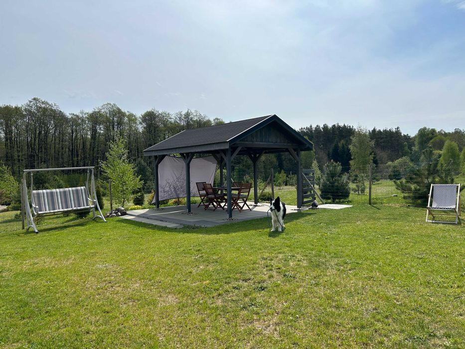 Ogrodzony domek na wakacje z psem na odludziu.