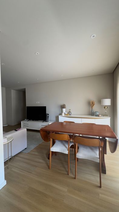 Mesa de Jantar Extensível + 6 Cadeiras | Peça de Autor | Arquiteto Teixeira Lopes | Madeira Maciça |