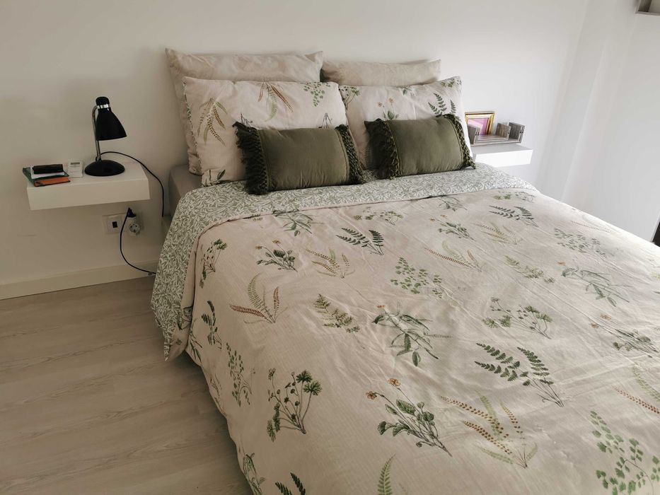 Mesas de cabeceira suspensas