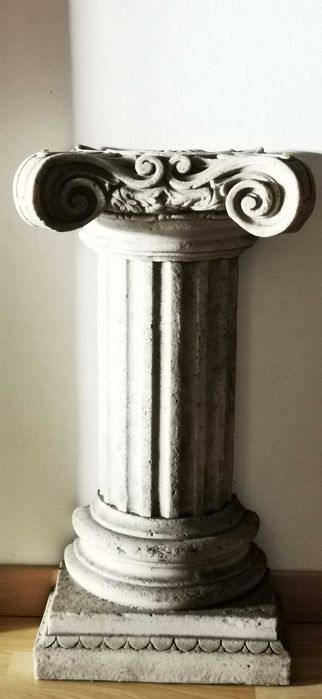 Pedestal decorativo em forma de coluna clássica