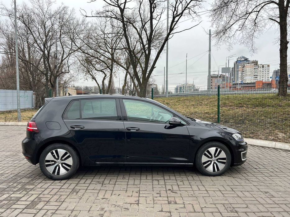 Оренда електромобіля Volkswagen e-Golf Highline