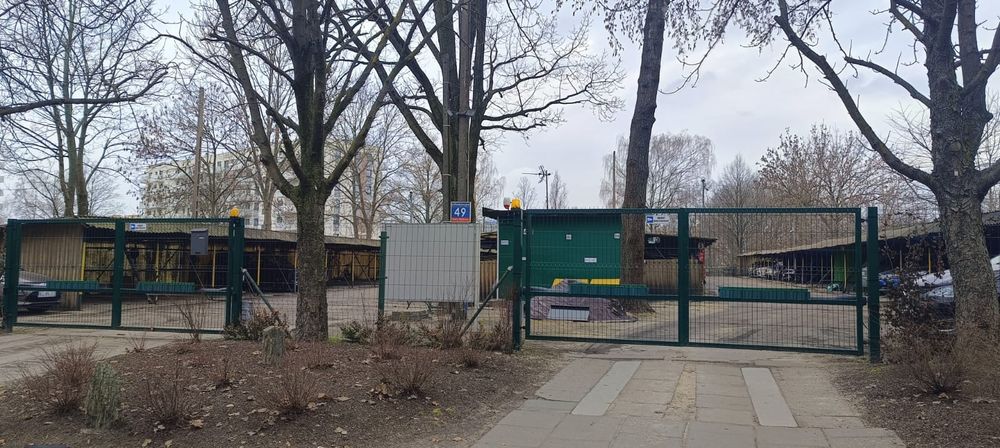 Miejsce parkingowe pod wiatą KONSTYTUCYJNA