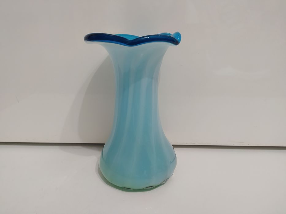 Ваза. Молочне скло. Гутне художнє кольорове скло.