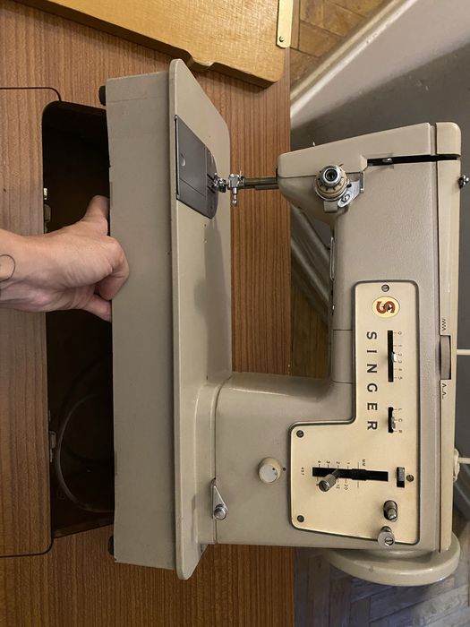 Máquina de Costura Singer 457 com móvel e pedal original