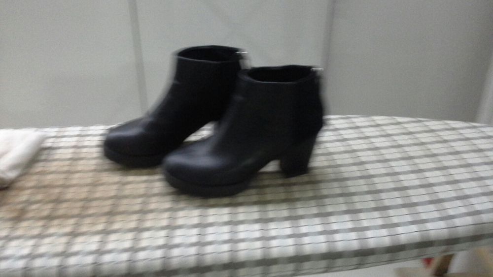 Botins pretos com fecho no calcanhar