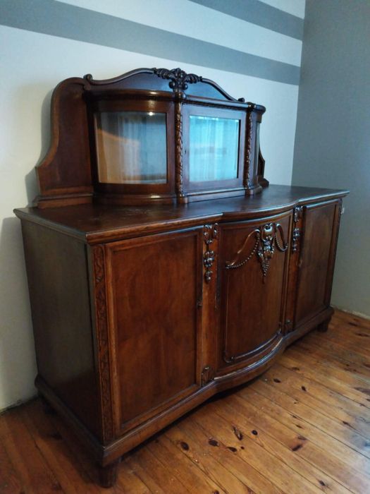 Kredens dębowy z okresu międzywojennego.