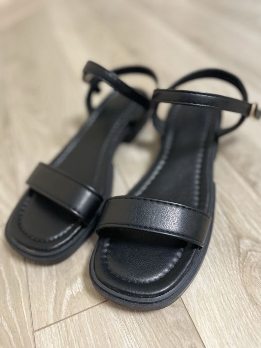 Жіночі сандалі чорні