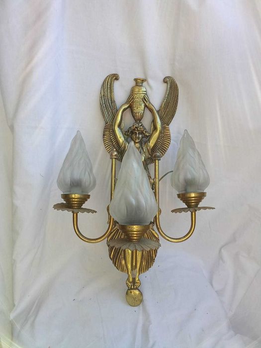 Par de Apliques de Parede em Latão Dourado — Estilo Império, com Tulipas de Vidro