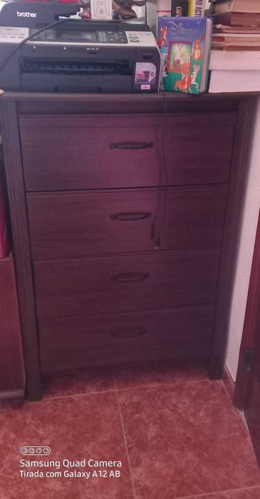 Vende-se móvel de 4 gavetas em madeira
