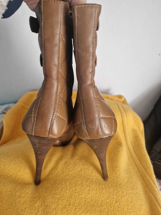 Botins novos , modernos