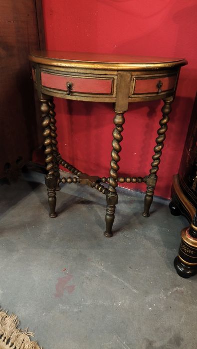 Mesinha de Apoio pintada a Dourado

C62*L32*A70cm

Preço sob consulta