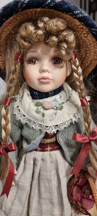 Linda boneca antiga em porcelana