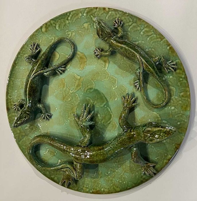 Prato decorativo antigo, alto relevo 50 cm diam. Faiança das Caldas da Rainha