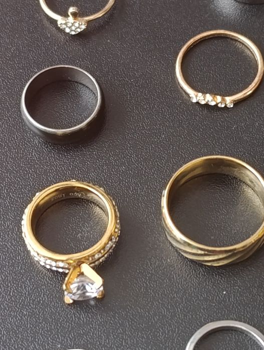 Conjunto de vários anéis e brincos