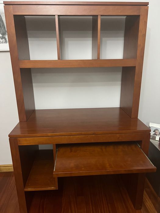 Secretaria com suporte de teclado e pc