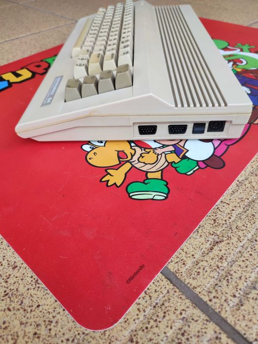 Commodore C64 cały zestaw z grami, pad, tapecart, sprawny, stan bdb.