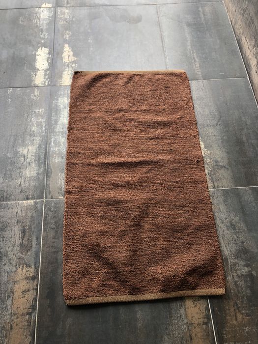 Tapete castanho 110 cm por 60 cm