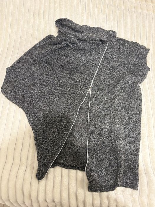 Весняний светр жіночий