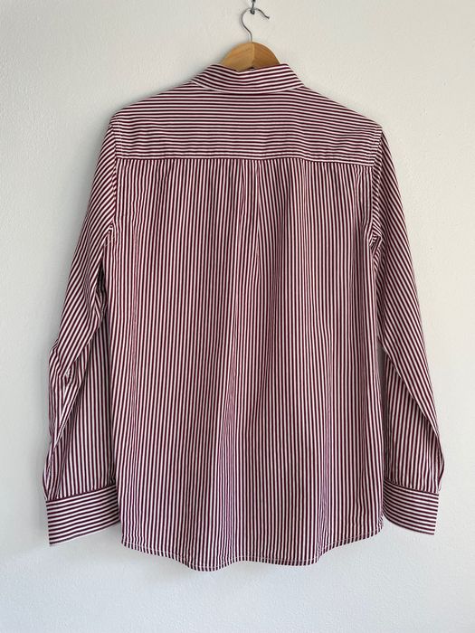 Camisa vermelha e branca às riscas