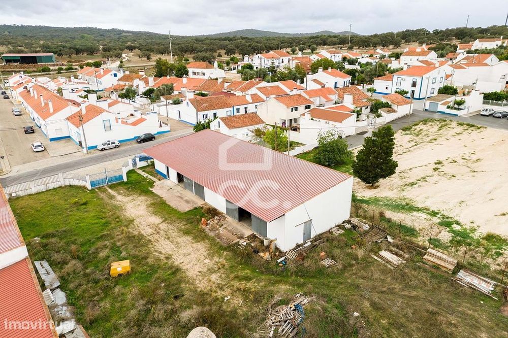 Armazém c/ escritório em lote de 1800m2 | Santana do Campo(Arraiolos)