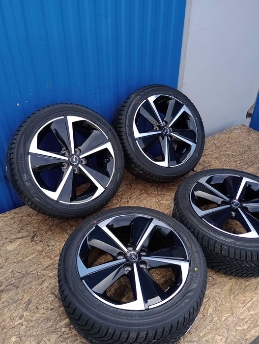 Koła Zimowe Peugeot 308 Opel Astra L Ford Focus C-Max 5x108 R17 225/45 R17 94V Yokohama BluEarth Winter V906
