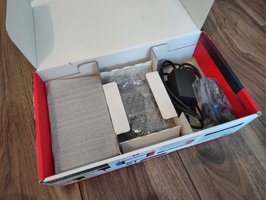 Nintendo Switch V2 + Etui ochronne