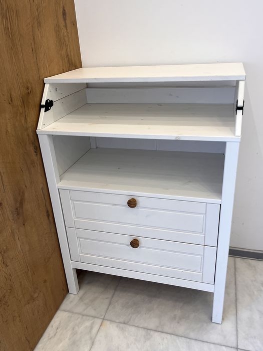 Biała komoda z przewijakiem Ikea Sundvik