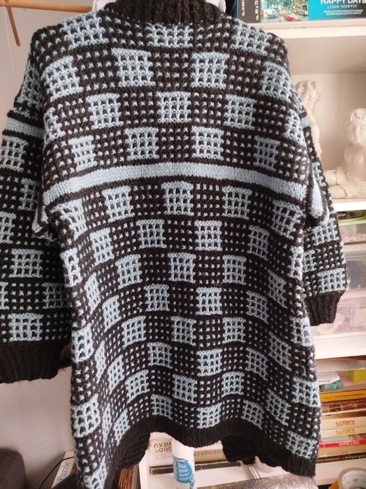 Długi sweter damski rozpinany ręcznie robiony wełniany