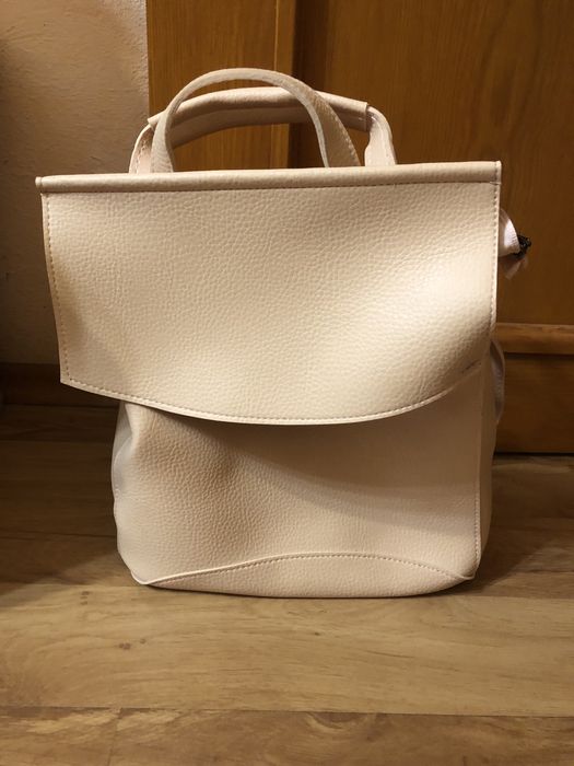 Сумка-рюкзак розового цвета