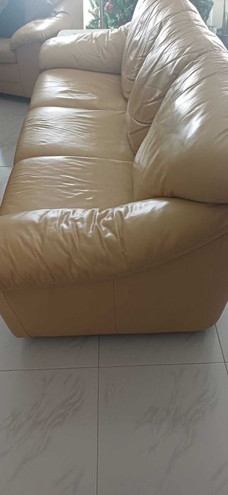 Sofá 3 lugares em pele marca Divani e Divani