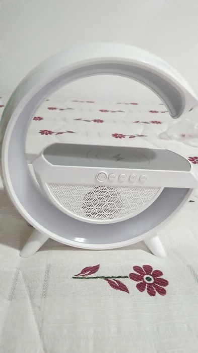 Coluna led com carregamento wireless BT2301, bom estado.