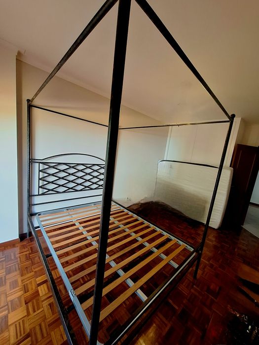 Cama de ferro forjado com dossel em preto e bronze + estrado