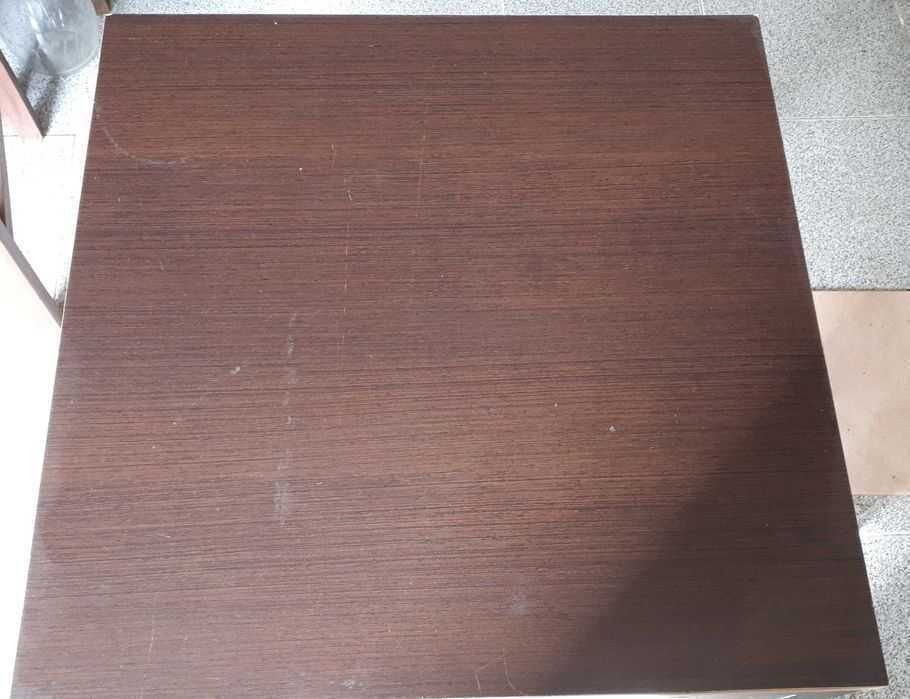 Mesa de apoio com tampo em madeira e estrutura em ferro