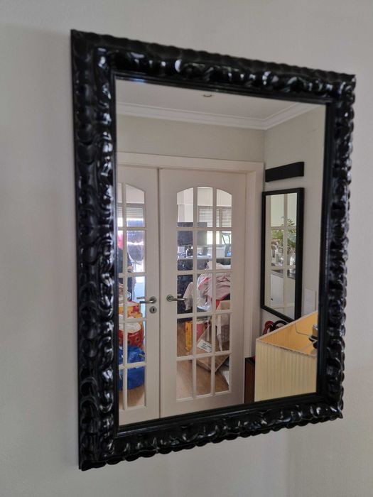 Espelho elegante com moldura em preto