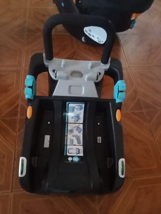 Ovo e fixador para carro Chicco em muito bom estado