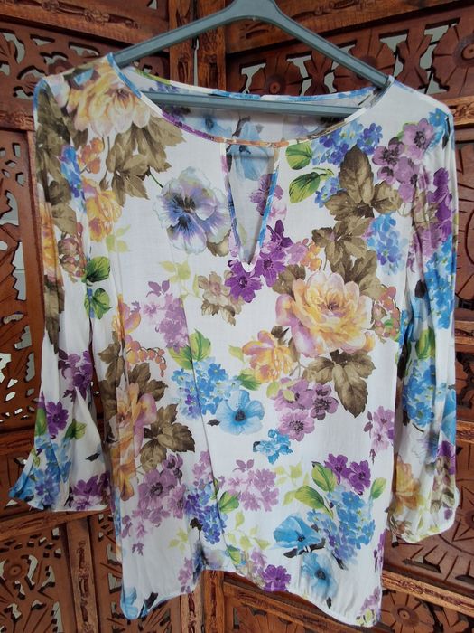 Camisas e blusas como novas de várias marcas.