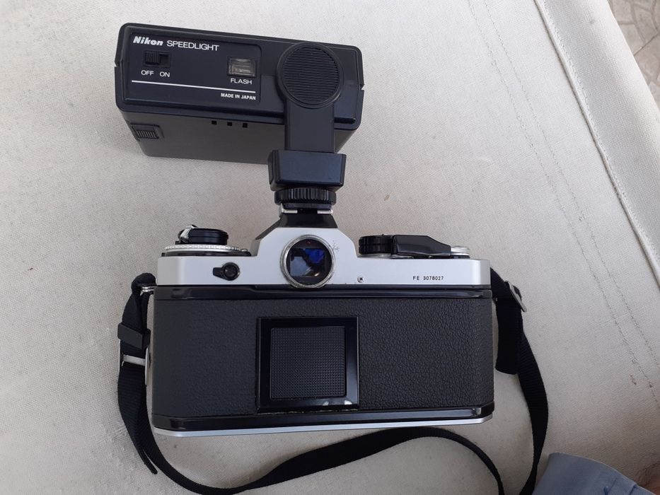 Máquina FE antiga Nikon com lente. Também tenho flash NIKON conforme f
