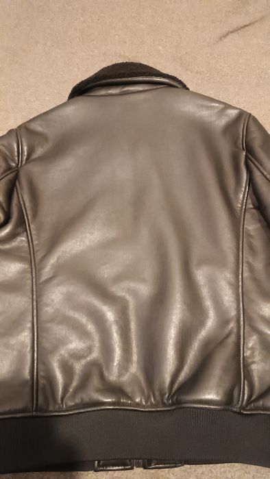 Casaco de cabedal preto forrado,35€