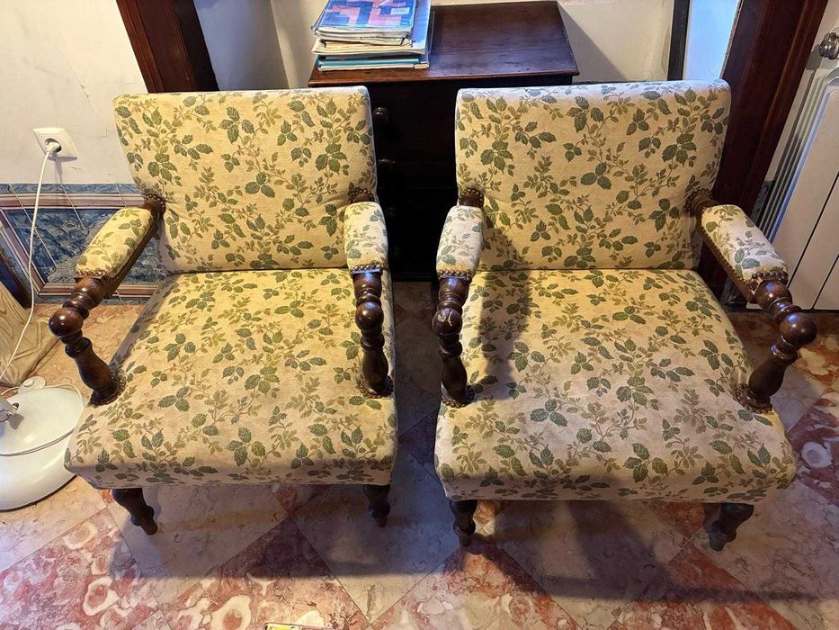 Cadeirões antigos estofados com motivos florais
