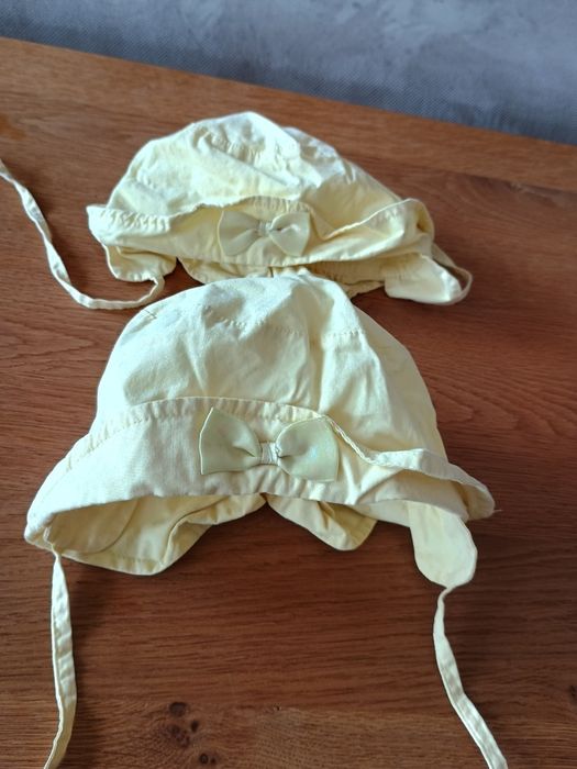 dwa letnie kapelusiki czapeczki