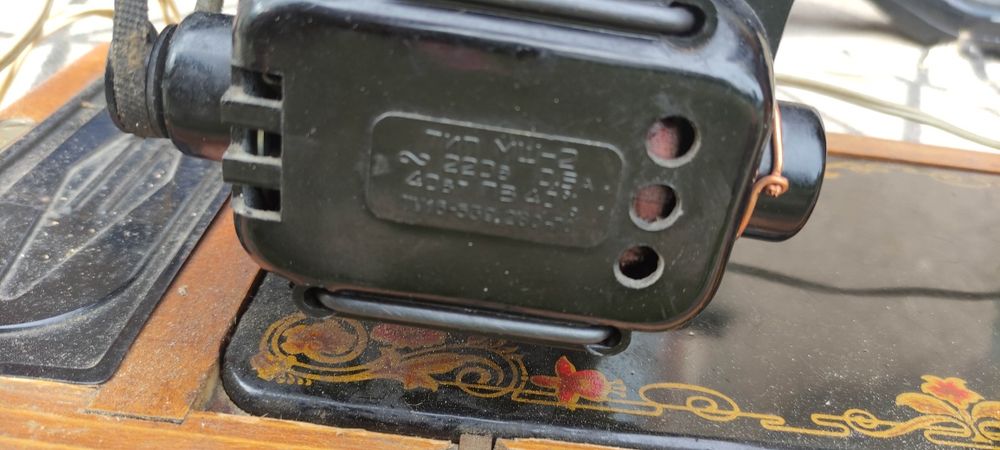 Stara maszyna do szycia elektryczna.