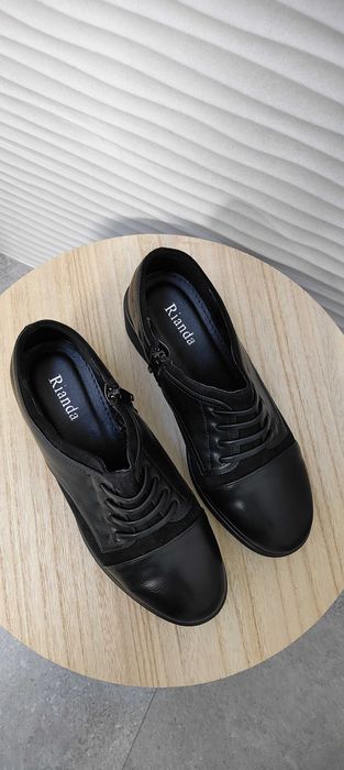 Sapato preto com sola alta