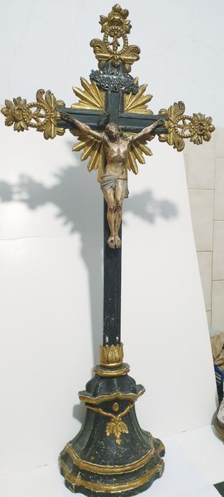 Impressive antique wooden crucifix, gilded and polychrome + silver