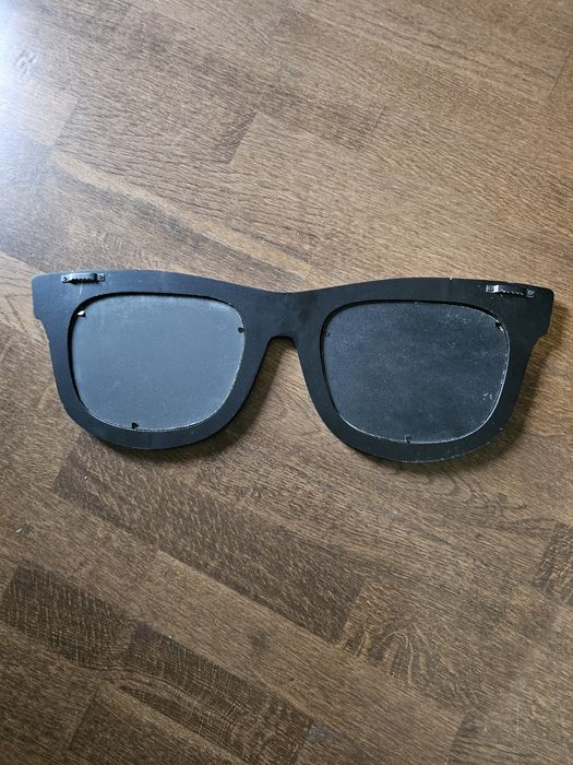 Espelho em formato de óculos