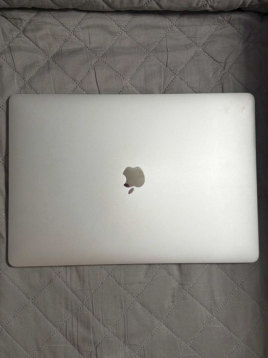 MacBook Pro 15” (Mid 2019) | i7 | 16 GB RAM Matryca paski nowa bateria