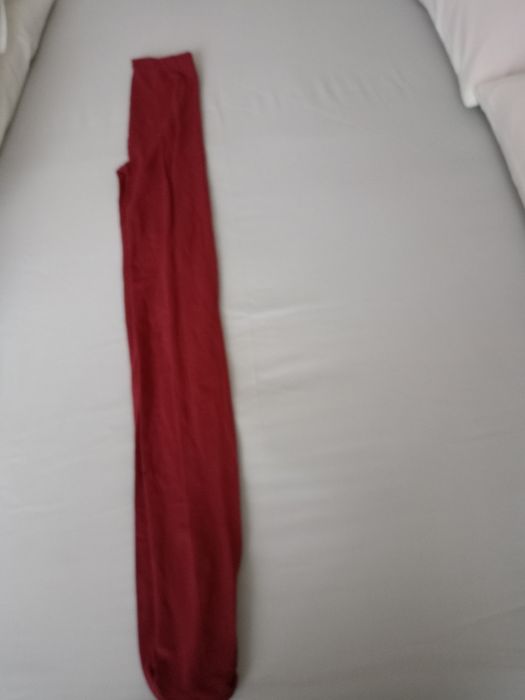 Bordowe  damskie rajstopy.