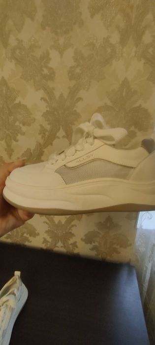 Продам жіночі шкіряні кросівки 38 розмір.