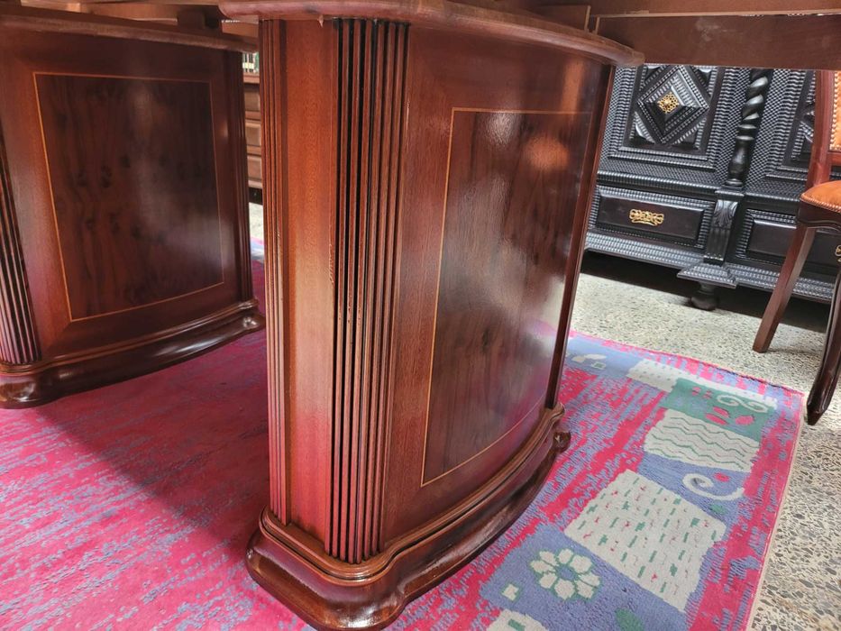 Exquisite extendable living room table – excellent condition64584264518145122